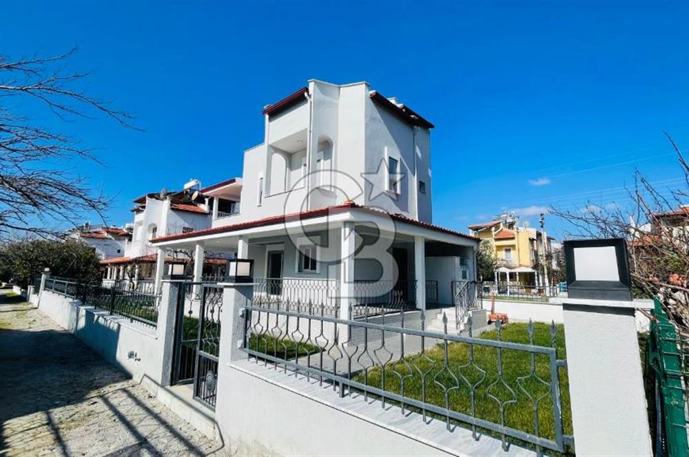DİKİLİ MUTLU TATİL SİTESİNDE DENİZE YAKIN SATILIK 4+1 VİLLA
