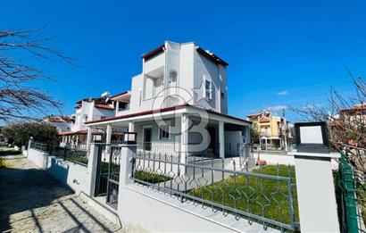 DİKİLİ MUTLU TATİL SİTESİNDE DENİZE YAKIN SATILIK 4+1 VİLLA