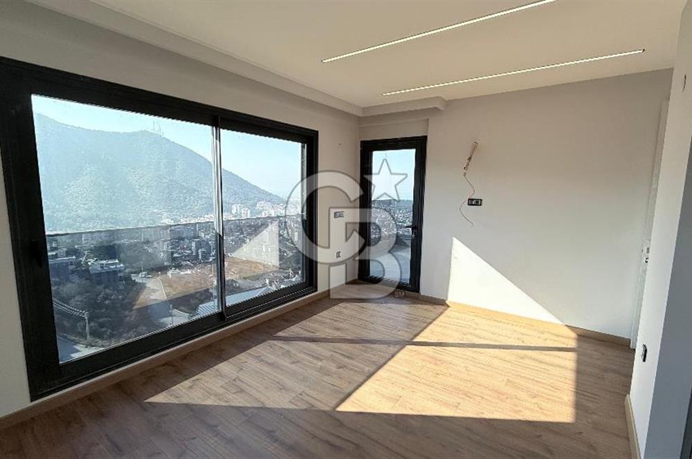 Balçova'da Muhteşem Manzaralı Ultra Lüks Tripleks Villa