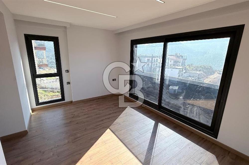 Balçova'da Muhteşem Manzaralı Ultra Lüks Tripleks Villa