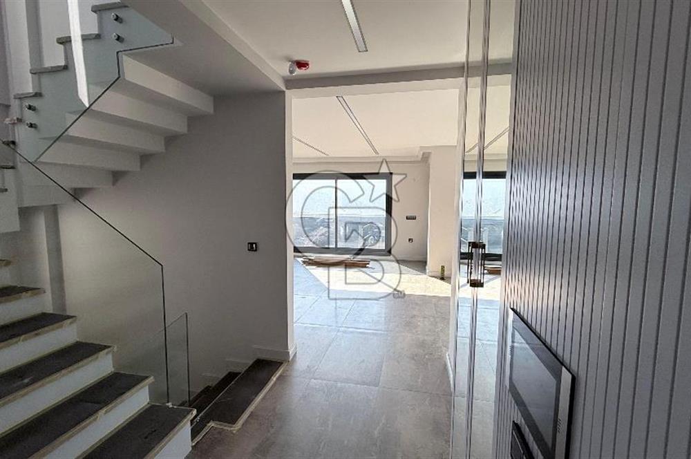 Balçova'da Muhteşem Manzaralı Ultra Lüks Tripleks Villa