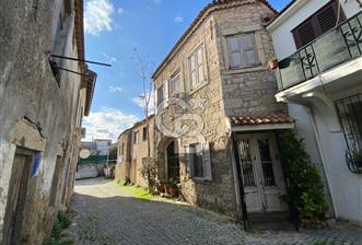 ÇEŞME ALAÇATI HACIMEMİŞ'TE 3+1 SATILIK 2 KATLI ESKİ RUM EVİ