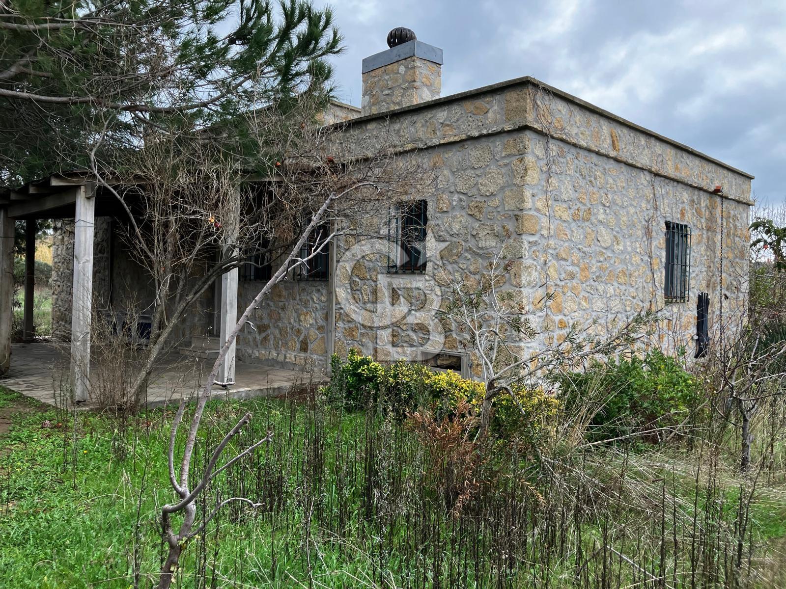 BOZCAADA PAPAZBAHÇE MEVKİİNDE 2 DÖNÜM İÇİNDE SATILIK TAŞ BAĞ EVİ