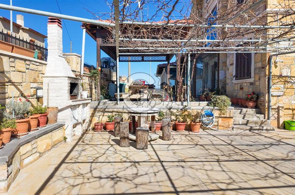 Yeni Foça Burunucu’nda 8+1 Denize Sıfır Satılık Lüks Villa
