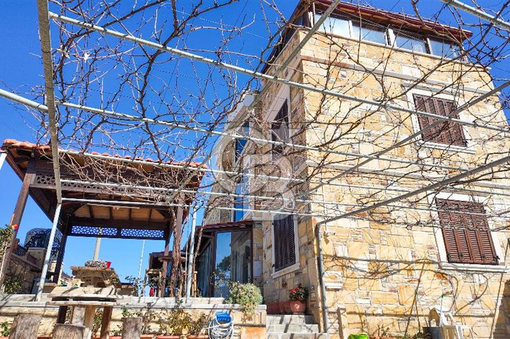 Yeni Foça Burunucu’nda 8+1 Denize Sıfır Satılık Lüks Villa