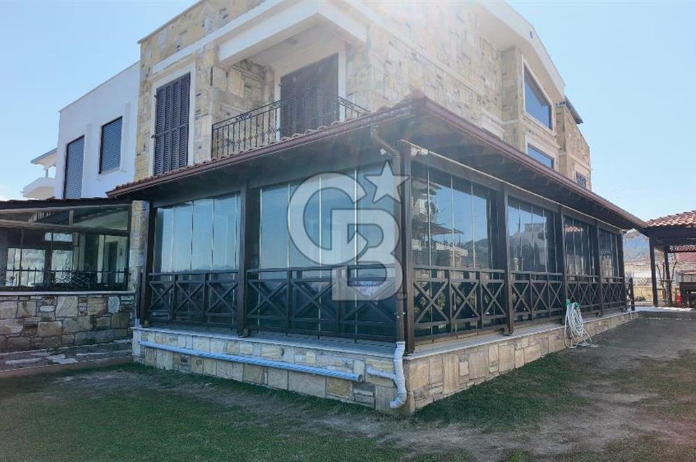 Yeni Foça Burunucu’nda 8+1 Denize Sıfır Satılık Lüks Villa
