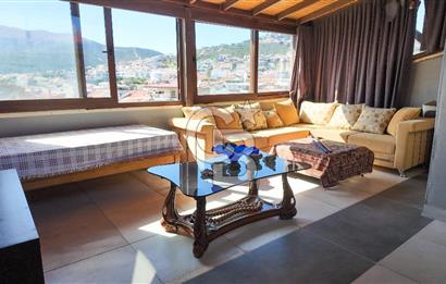 Yeni Foça Burunucu’nda 8+1 Denize Sıfır Satılık Lüks Villa