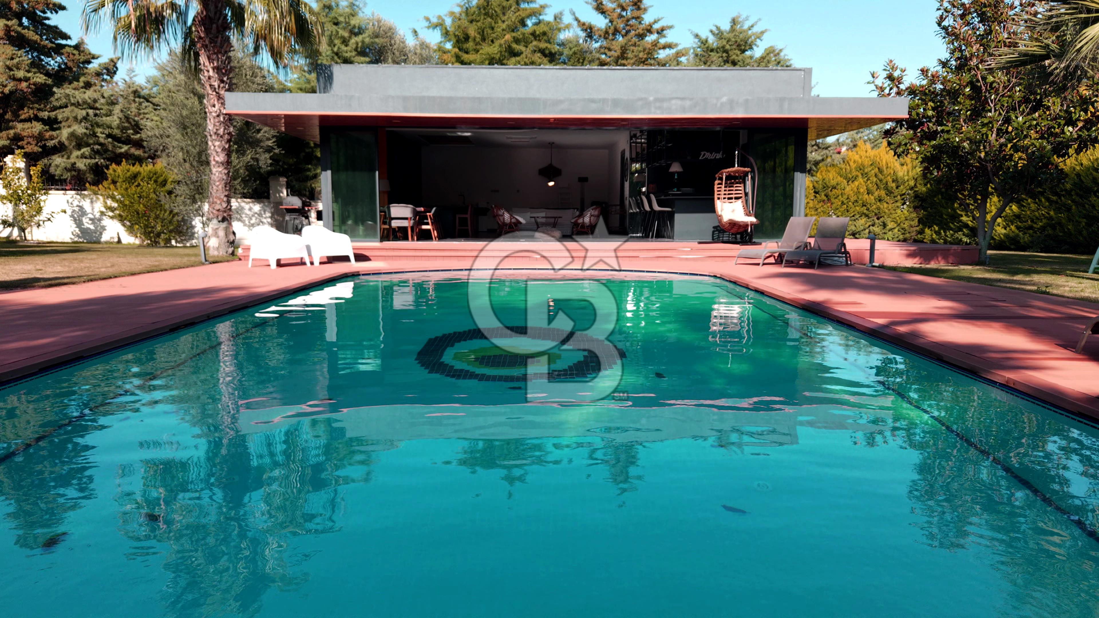 Urla Çeşmealtı'nda 2500M2 Arazi İçerisinde Havuzlu Lüks Villa