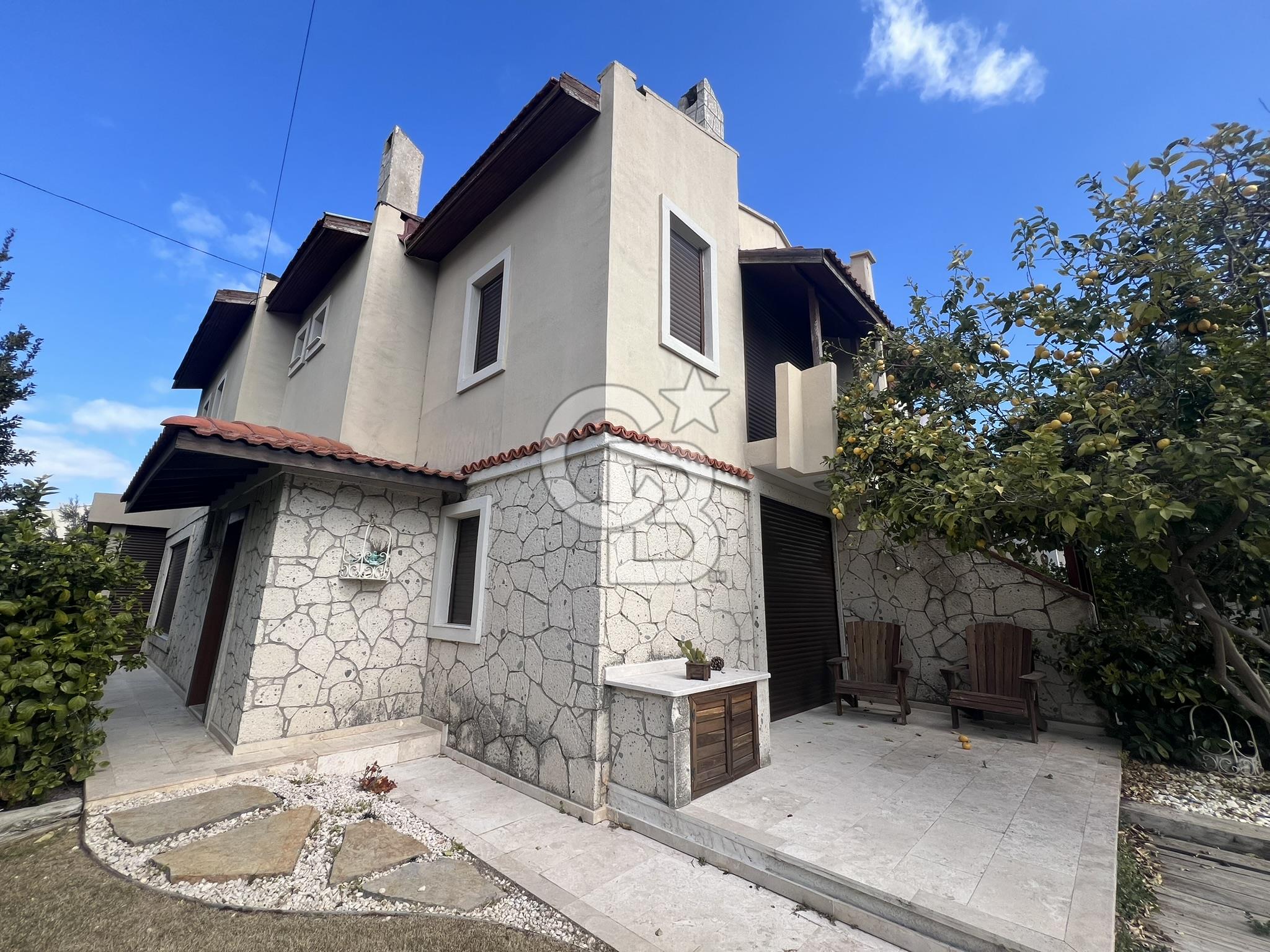 Çeşme Alaçatı Çamlık Yolda Kiralık 3+1 Eşyalı Villa
