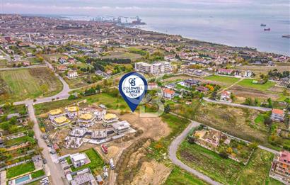 ANA CADDE CEPHE KÖŞE PARSEL VİLLA İMARLI 8.125 M2 NET ARSA