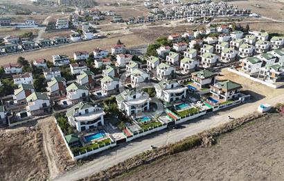 BÜYÜKÇEKMECE KUMBURGAZ 1010M² ARSA İÇNDE HAVUZLU MÜSTAKİL VİLLA