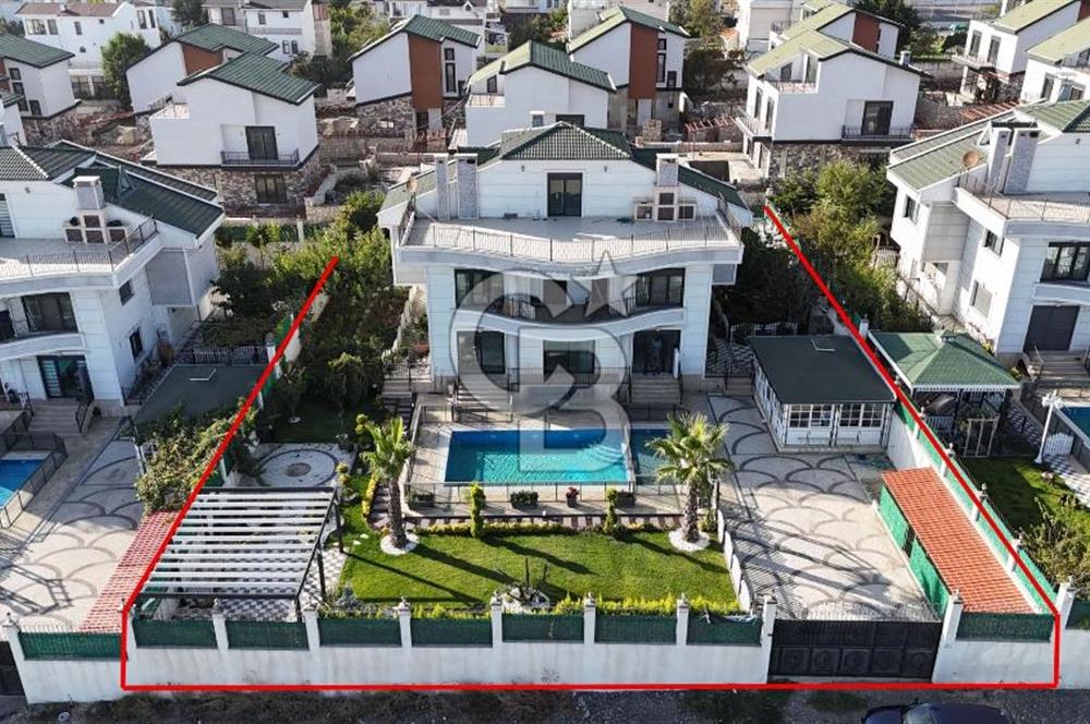 BÜYÜKÇEKMECE KUMBURGAZ 1010M² ARSA İÇNDE HAVUZLU MÜSTAKİL VİLLA