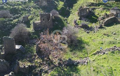 Karaburun Parlak Mahallesi'nde 250 m2 Yıkık Taş Ev ve Avlusu