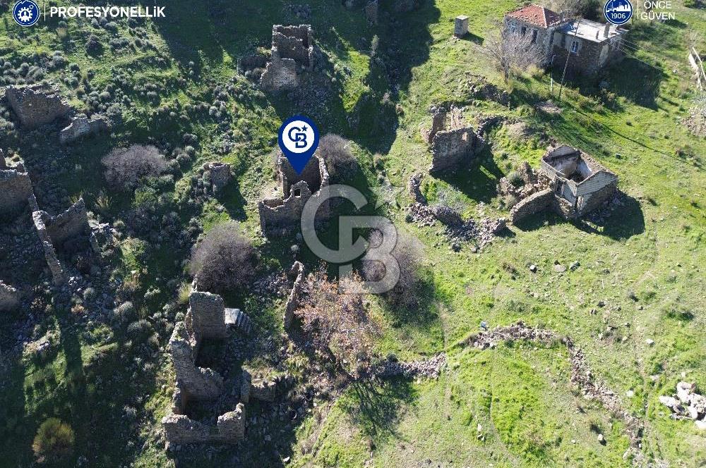 Karaburun Parlak Mahallesi'nde 250 m2 Yıkık Taş Ev ve Avlusu