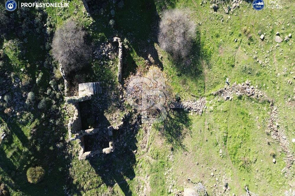 Karaburun Parlak Mahallesi'nde 250 m2 Yıkık Taş Ev ve Avlusu
