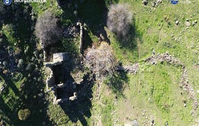 Karaburun Parlak Mahallesi'nde 250 m2 Yıkık Taş Ev ve Avlusu