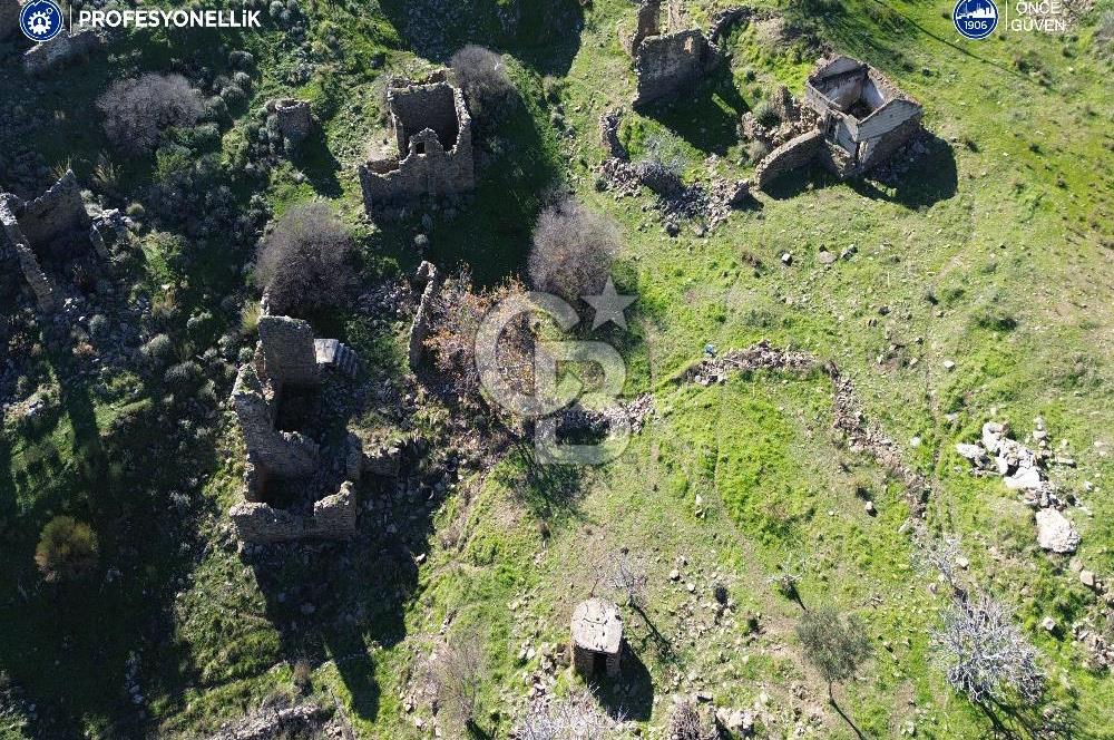 Karaburun Parlak Mahallesi'nde 250 m2 Yıkık Taş Ev ve Avlusu