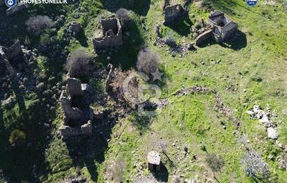 Karaburun Parlak Mahallesi'nde 250 m2 Yıkık Taş Ev ve Avlusu