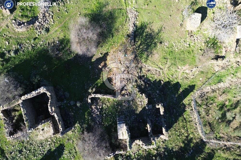 Karaburun Parlak Mahallesi'nde 250 m2 Yıkık Taş Ev ve Avlusu