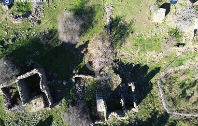 Karaburun Parlak Mahallesi'nde 250 m2 Yıkık Taş Ev ve Avlusu