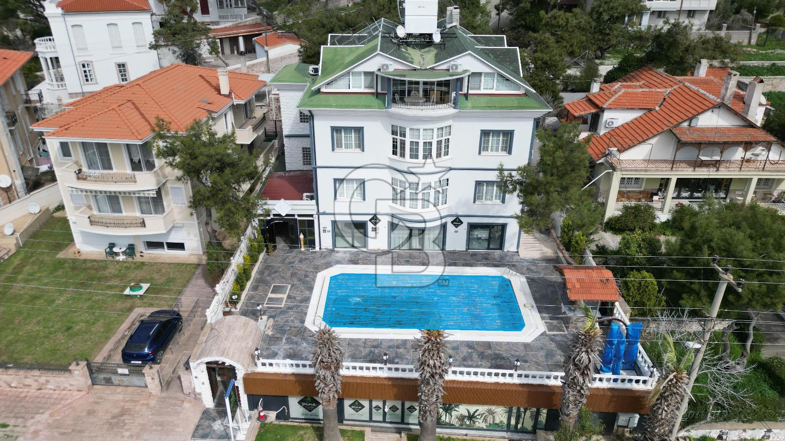 Ayvalık Çamlıkta Eşsiz Konumda Satılık Otel