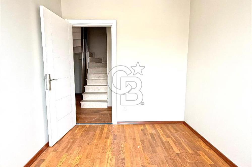 Kalamış Kolej Sokakta Deniz Manzaralı, Teraslı, 4+1 Daire