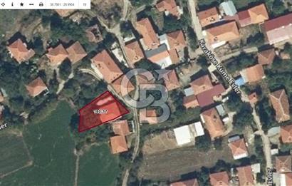 UŞAK BANAZ KARAKÖSE KÖYÜNDE MERKEZİ KONUMLU BAHÇELİ EV VE AHIR