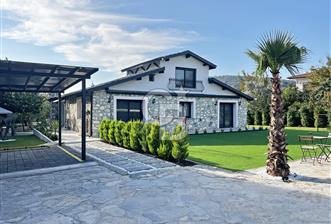 Urla Bademler Satılık Müstakil Havuzlu Şömineli Taş Villa