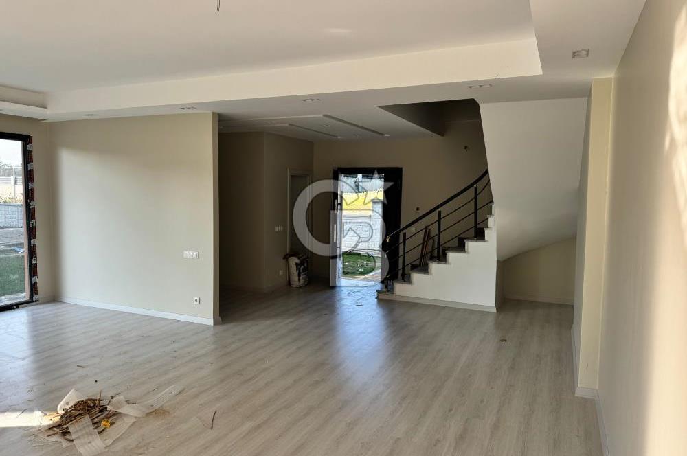 SİLİVRİ KAVAKLI MAHALLESİNDE SATILIK LÜX VİLLA