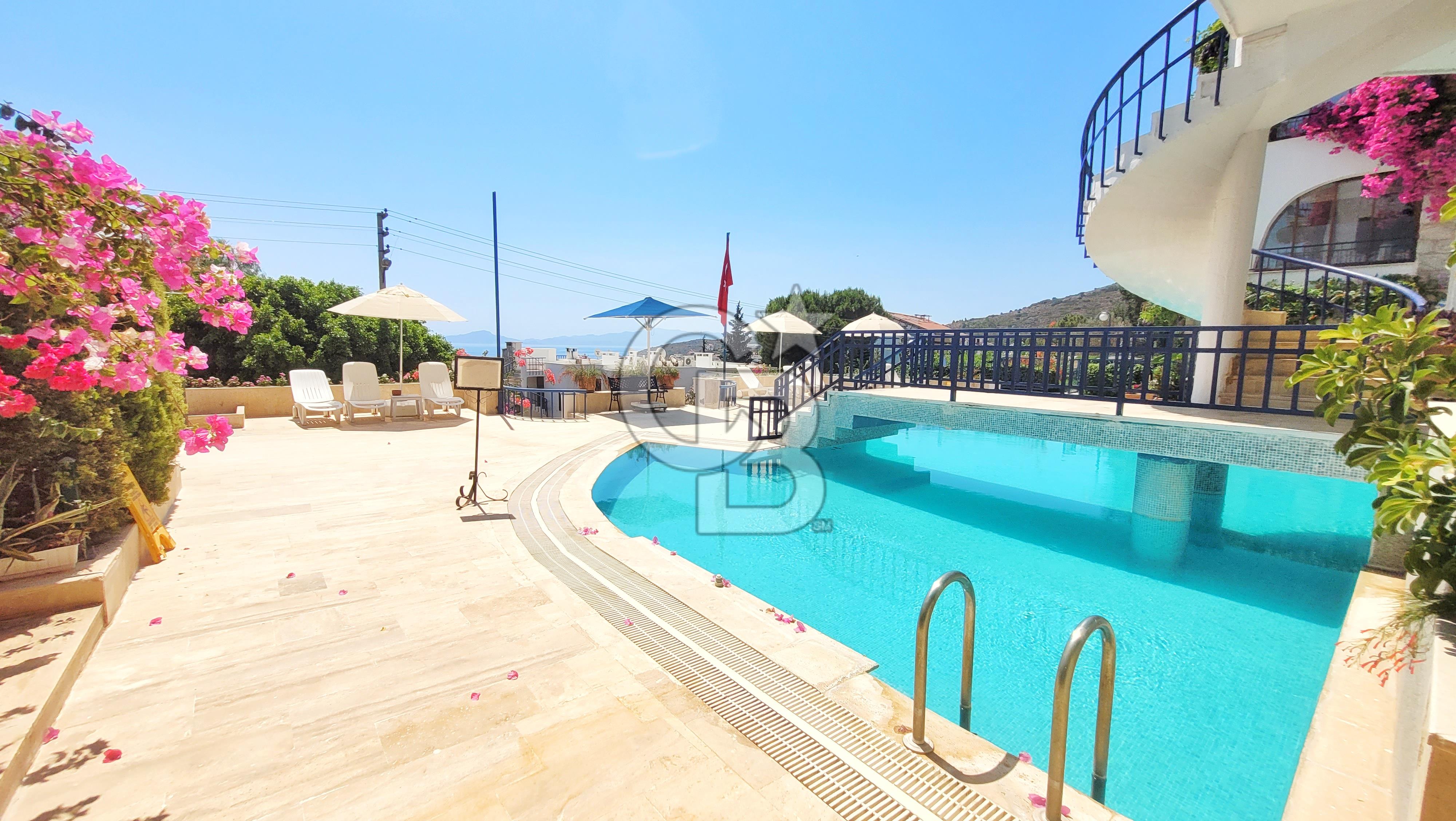 Datça Merkezde İrem Sitesinde Deniz Manzaralı Satılık 2+1 Daire