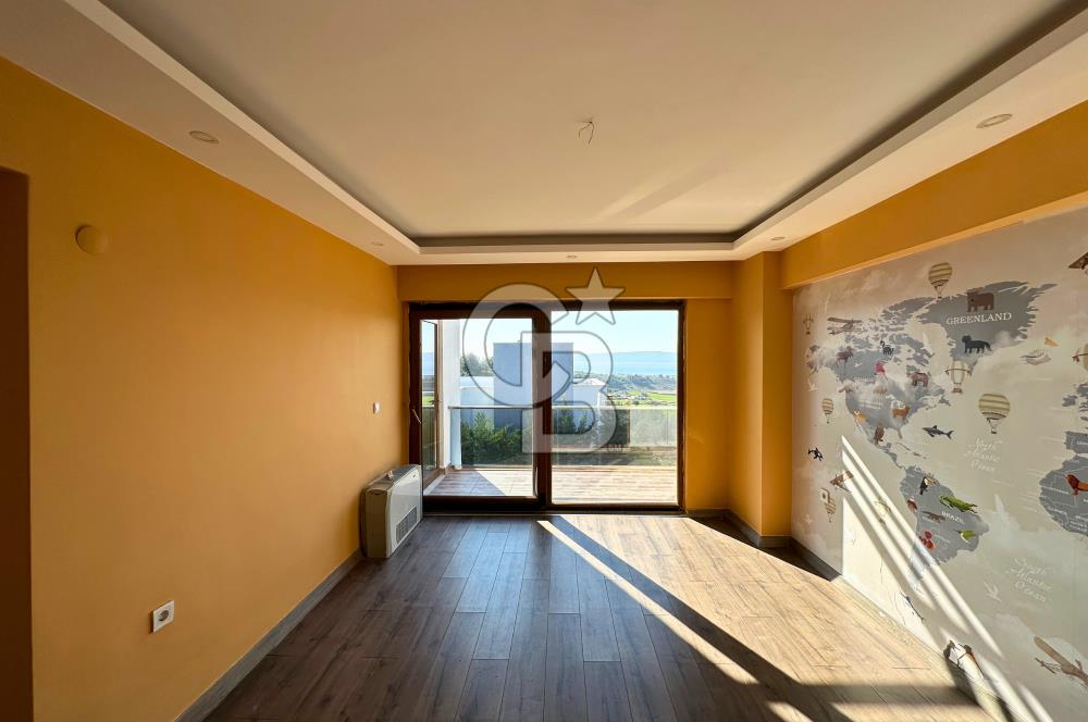 Çanakkalede Panoramik Boğaz Manzaralı Bahçeli 4+1 Tripleks Villa