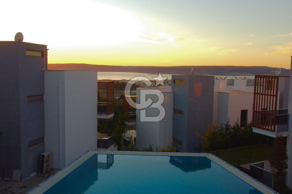 Çanakkalede Panoramik Boğaz Manzaralı Bahçeli 4+1 Tripleks Villa