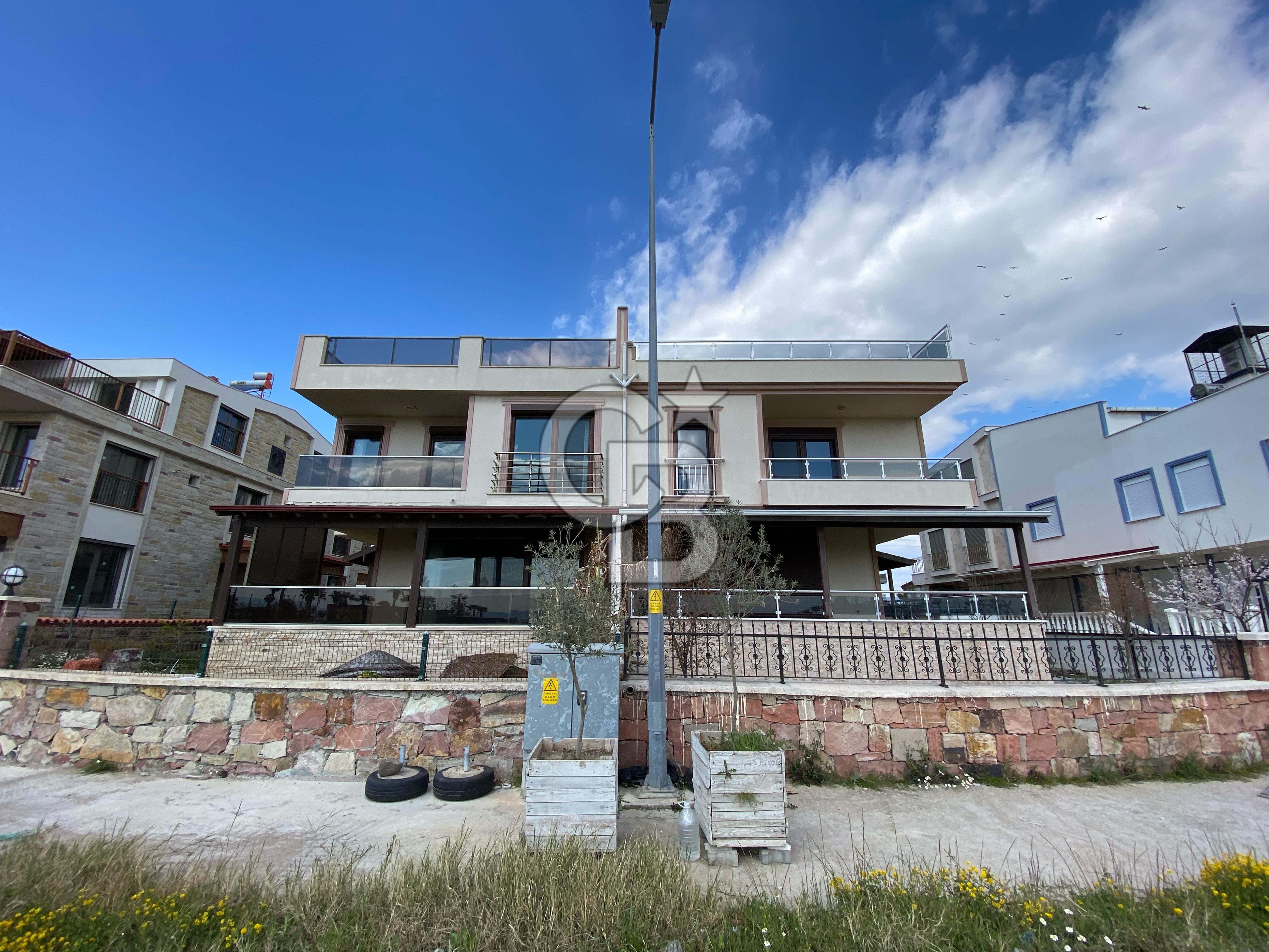 Sarımsaklıda Denize Sıfır, Eşsiz Manzaralı Villa!