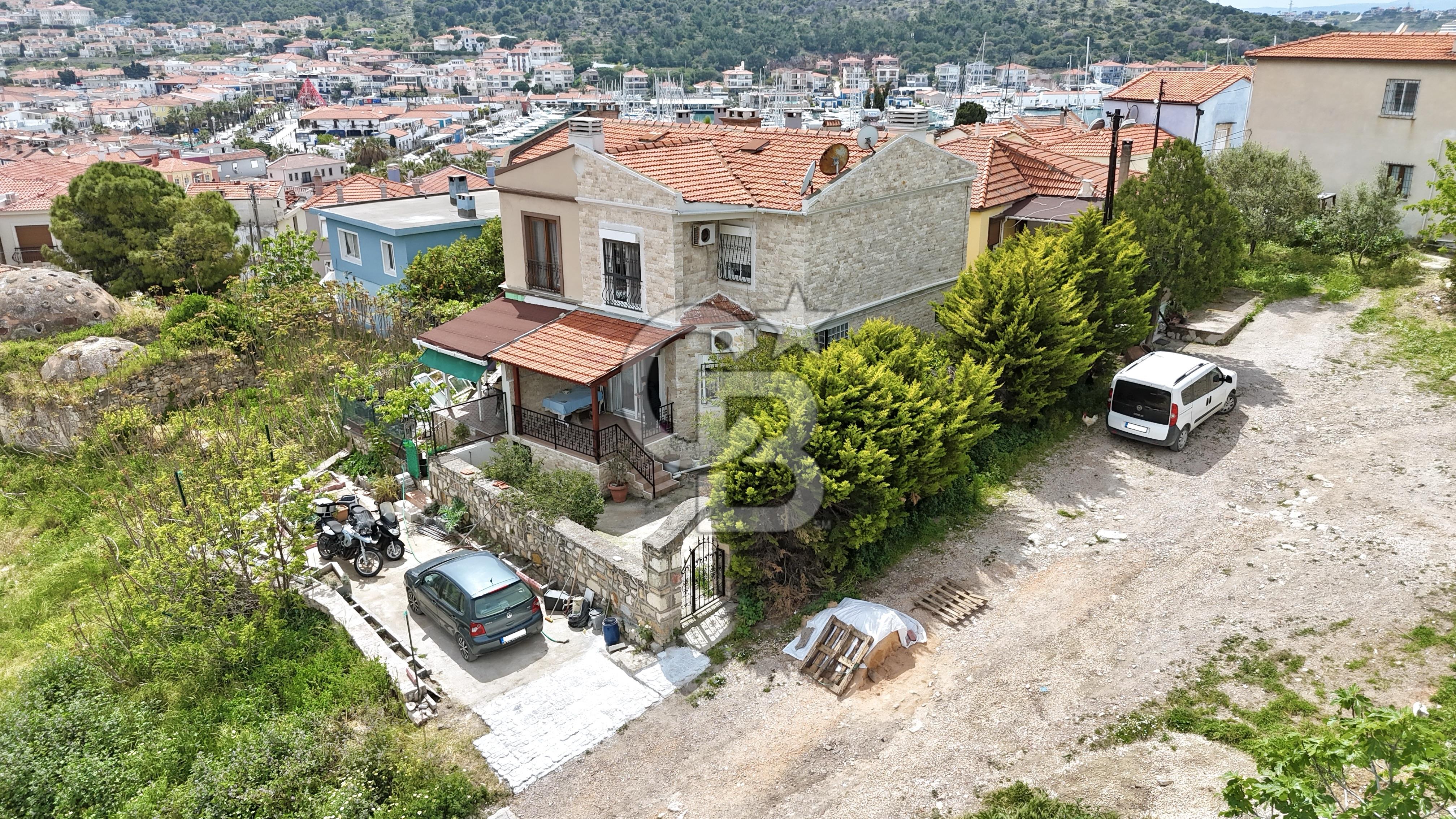 ÇEŞME MARİNA YAKINI SATILIK 3+1 MÜSTAKİL BAHÇELİ EV