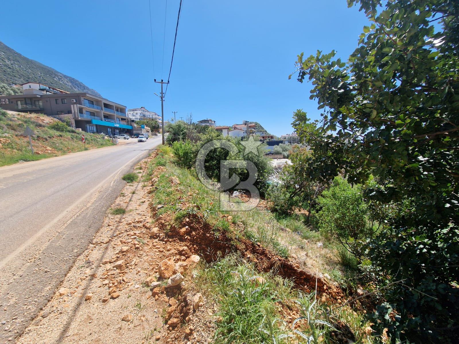 CB Giz'den Kaş Bezirgan'da ana yola cephe kargir ev ve arsalar