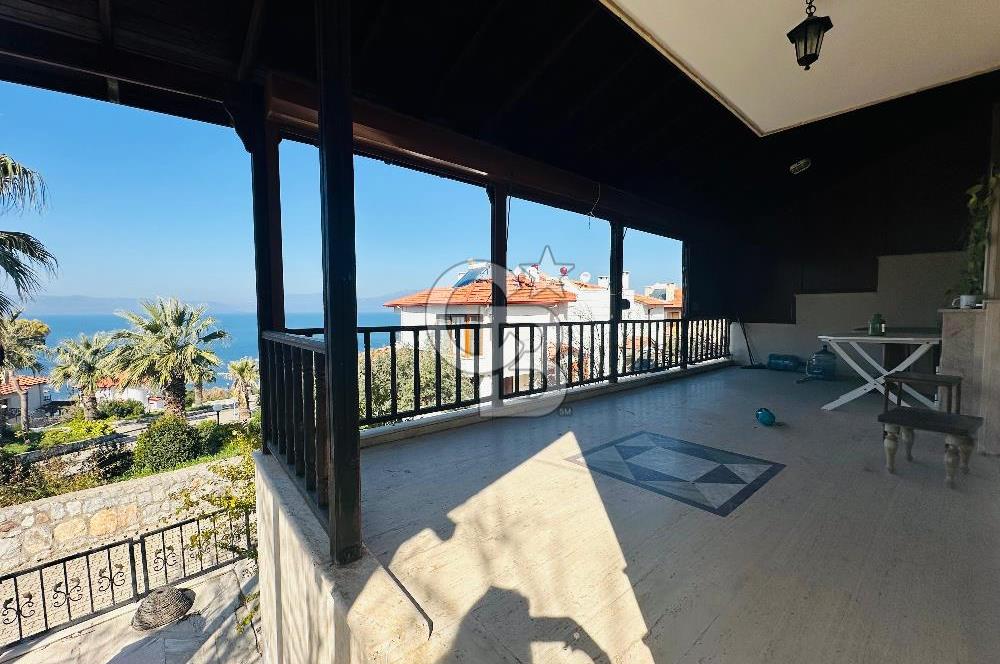 Urla Özbek'te Site İçerisinde Deniz Manzaralı Villa