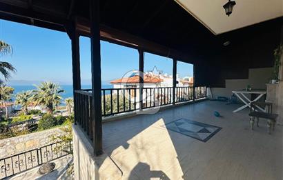 Urla Özbek'te Site İçerisinde Deniz Manzaralı Villa