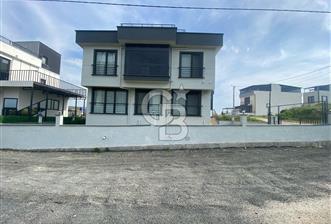 Lapseki Gazi Süleyman Paşa Mahallesinde 3 Katlı Triplex Satılık Villa – 221,88 m² Konfor ve Huzur Bir Arada!