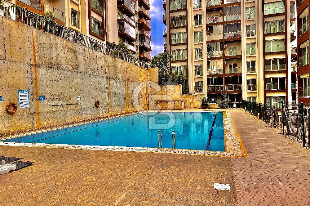 Bayraklı Yamanlar’da Deniz Manzaralı, Güvenlikli Sitede 3+1 Ferah Daire