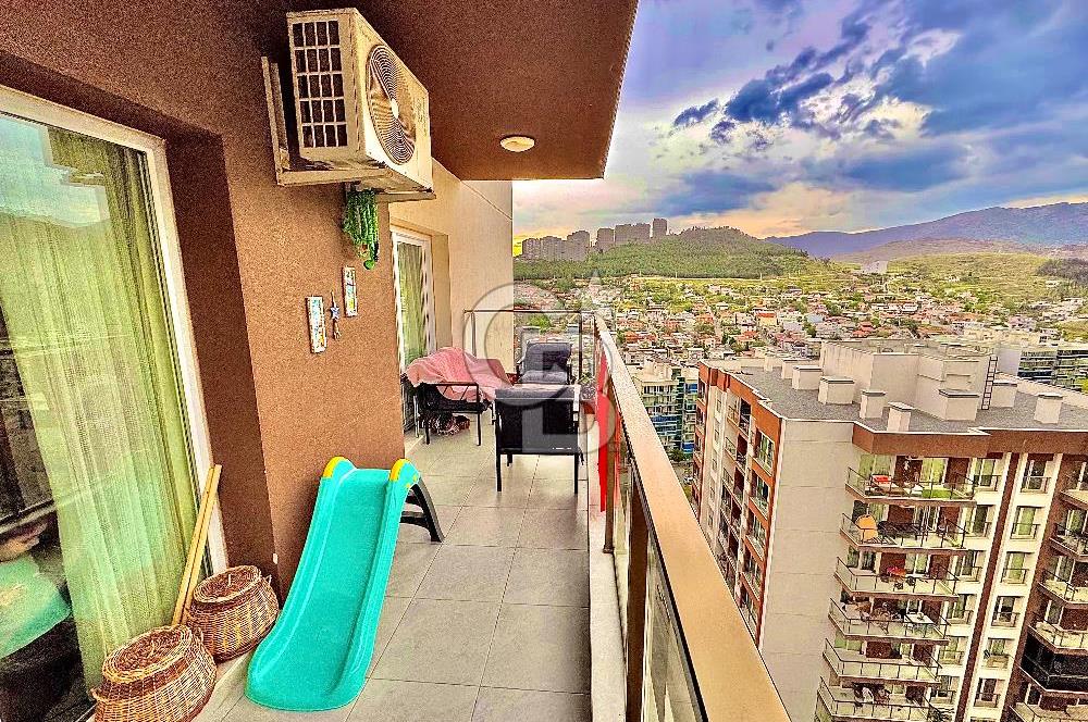 Bayraklı Yamanlar’da Deniz Manzaralı, Güvenlikli Sitede 3+1 Ferah Daire