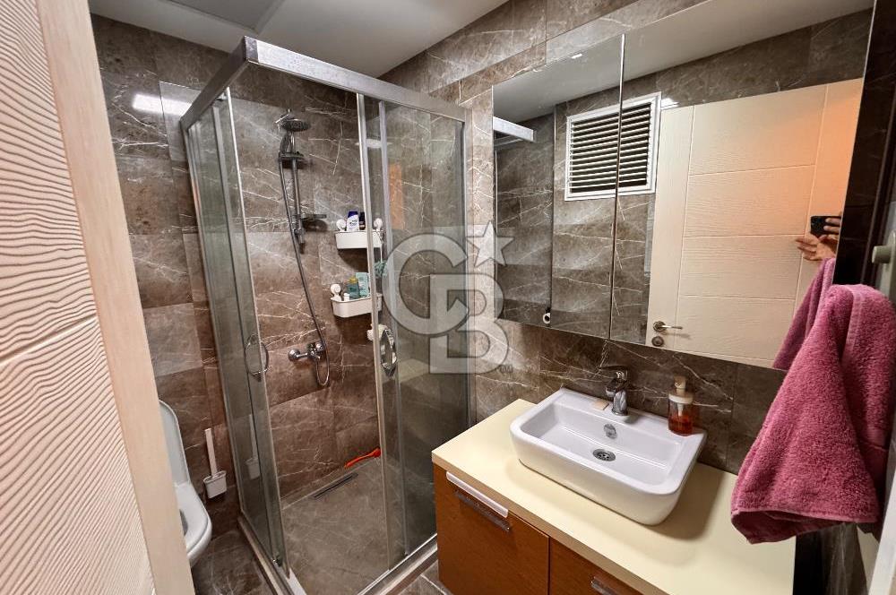 Bayraklı Yamanlar’da Deniz Manzaralı, Güvenlikli Sitede 3+1 Ferah Daire