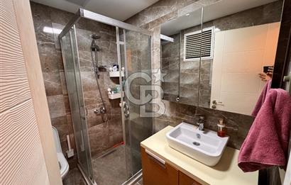Bayraklı Yamanlar’da Deniz Manzaralı, Güvenlikli Sitede 3+1 Ferah Daire