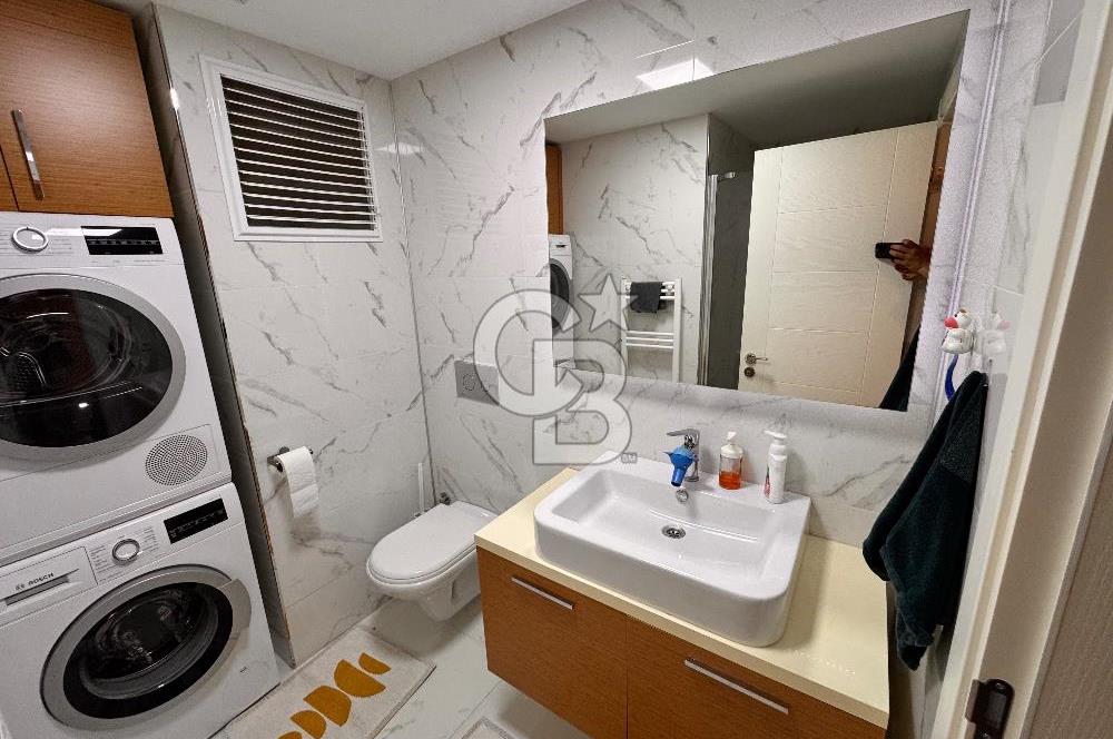 Bayraklı Yamanlar’da Deniz Manzaralı, Güvenlikli Sitede 3+1 Ferah Daire