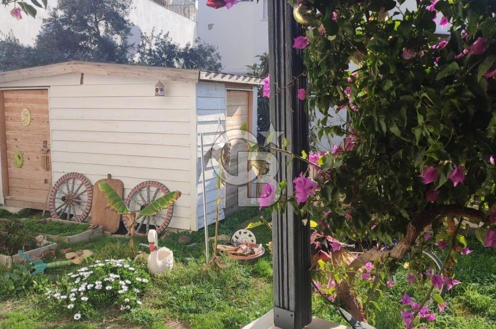 Çeşme Çiftlikköy'de Sakız Adası Manzaralı Yazlık
