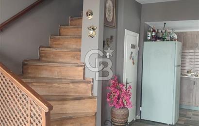 Çeşme Çiftlikköy'de Sakız Adası Manzaralı Yazlık