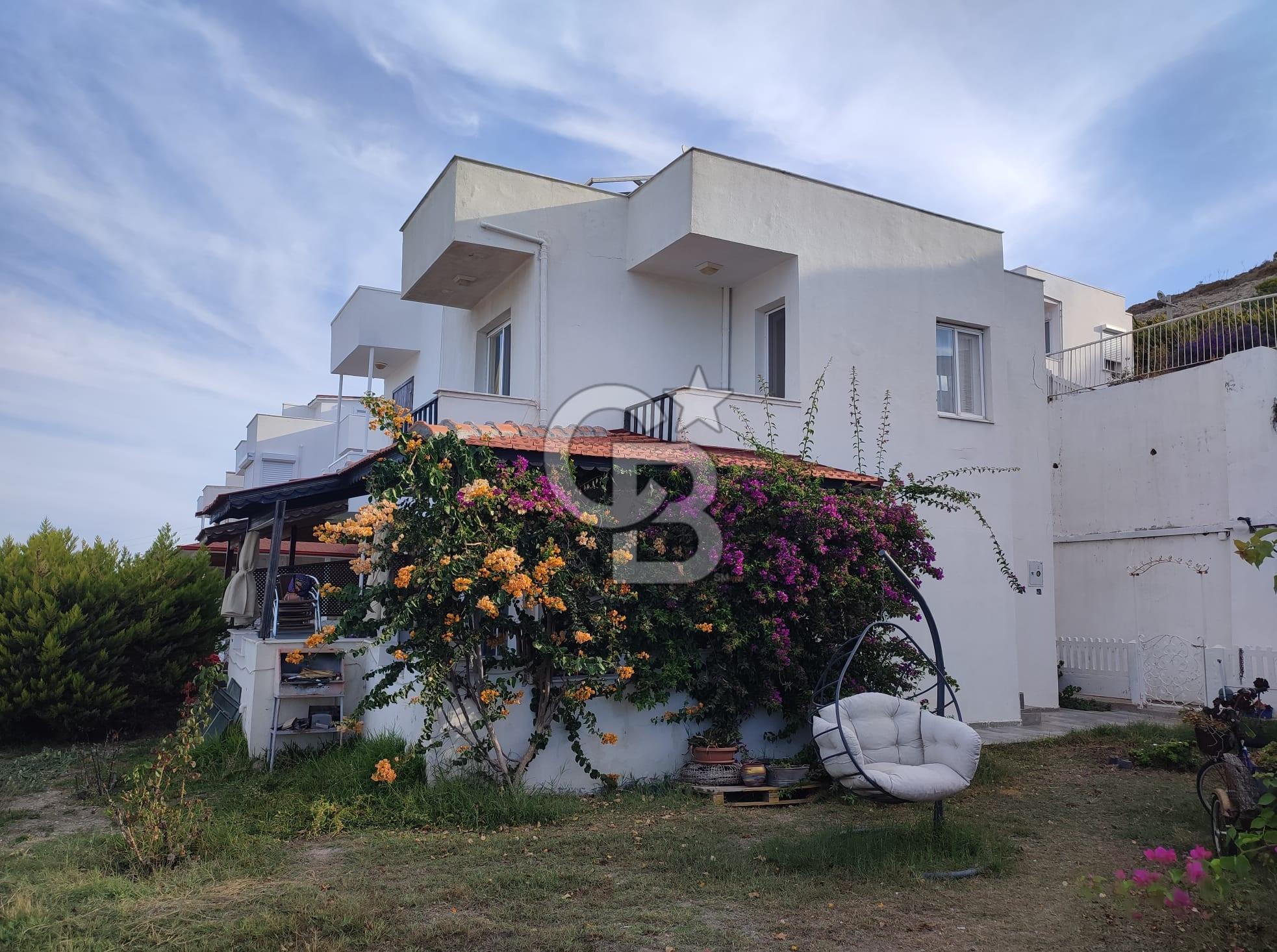 Çeşme Çiftlikköy'de Sakız Adası Manzaralı Yazlık