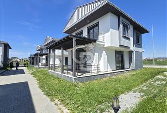 Ayvalık Altınova'da Denize Sıfır Satılık Villa