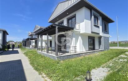 Ayvalık Altınova'da Denize Sıfır Satılık Villa