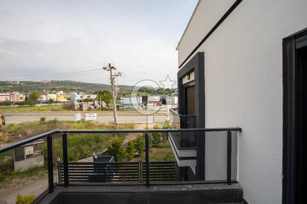 Yenifoça Cumhuriyet Mah. Satılık Havuzlu Lüks Villa