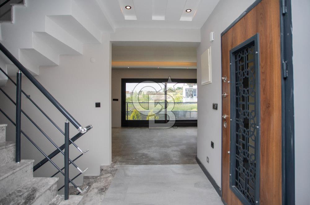 Yenifoça Cumhuriyet Mah. Satılık Havuzlu Lüks Villa